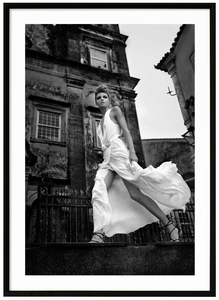  Svart-vitt modefotografi av en kvinna i vit klänning. Svart ram. 