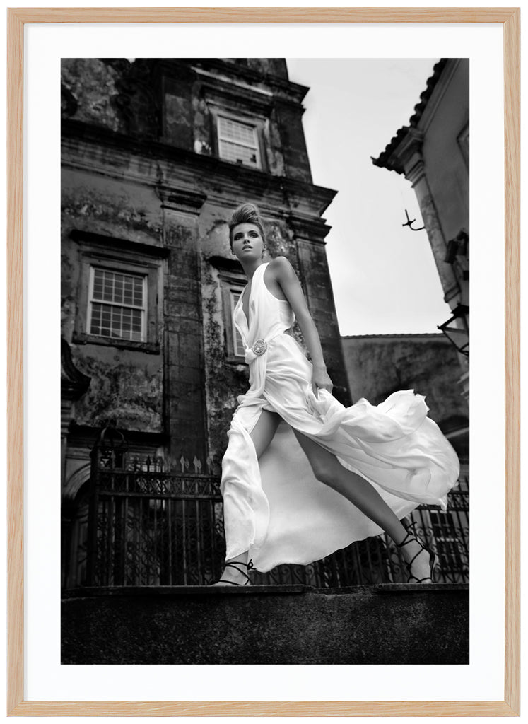  Svart-vitt modefotografi av en kvinna i vit klänning. Ekram.