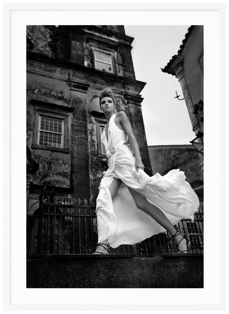 Svart-vitt modefotografi av en kvinna i vit klänning. Vit ram.